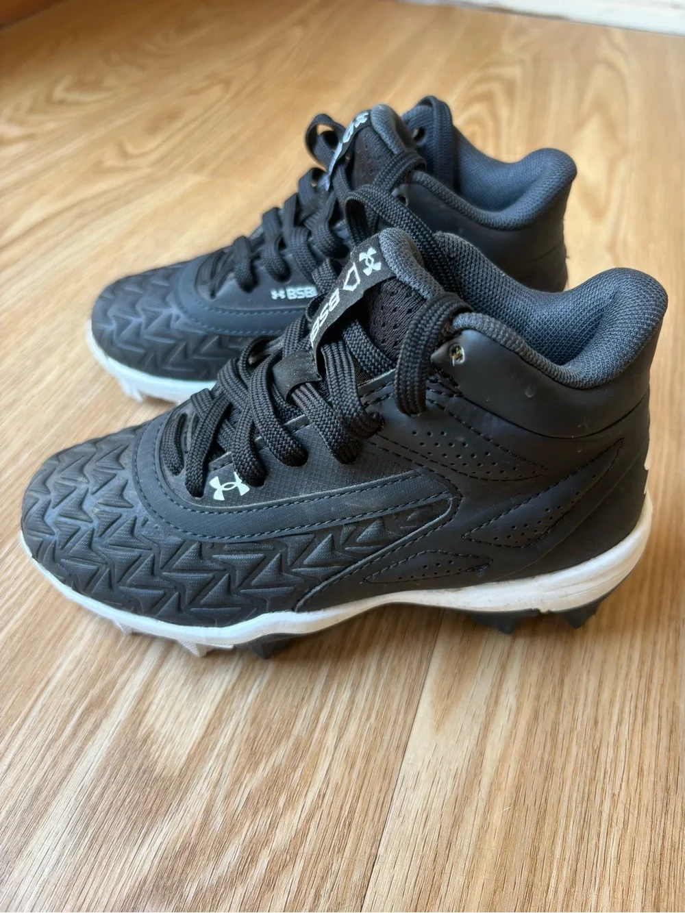 Under Armour Kids' Black Athletic Cleats size 11 kids